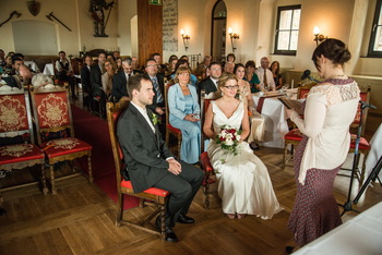 Das Brautpaar und die Hochzeitsgesellschaft hören ganz genau der Traurede von Karline Großmann zu.