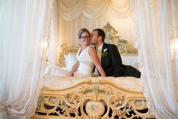 Cassi und Stefan zusammen im Himmelbett in der Hochzeitssuite.